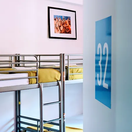 Feetup Backpackers Hostel *