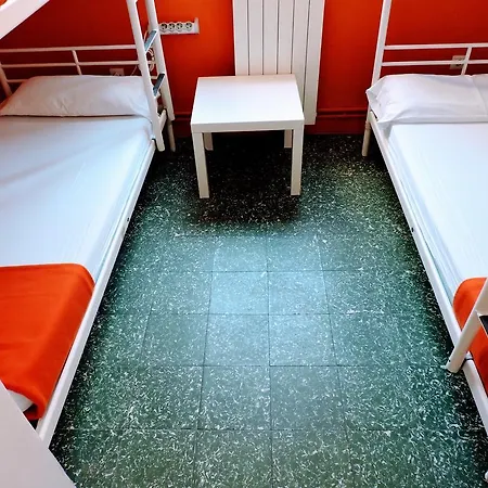 Feetup Backpackers Hostel *