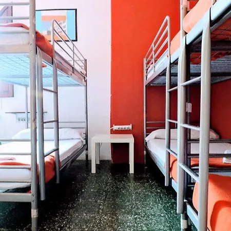 Feetup Backpackers Hostel *
